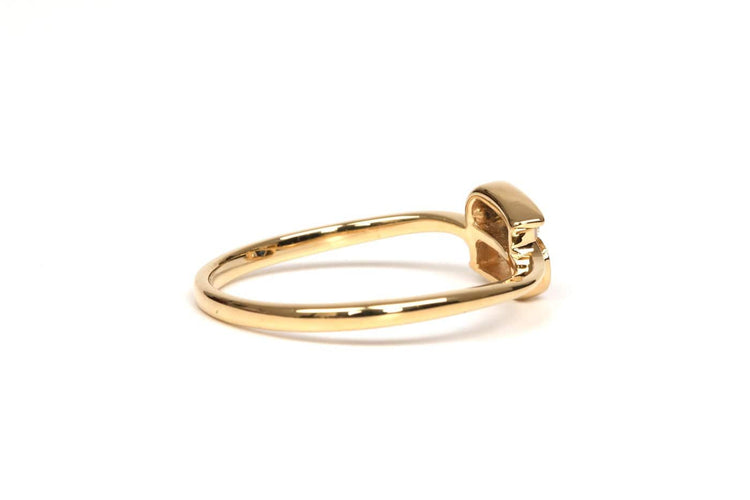 56 Bague contemporaine en or jaune 18 carats, saphirs et diamants 58 Facettes 21791