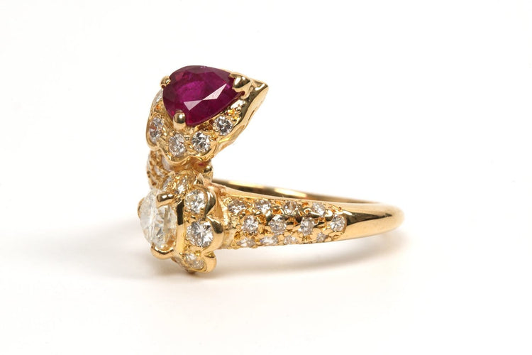 54 Bague contemporaine en or jaune, rubis et diamants 58 Facettes 21866