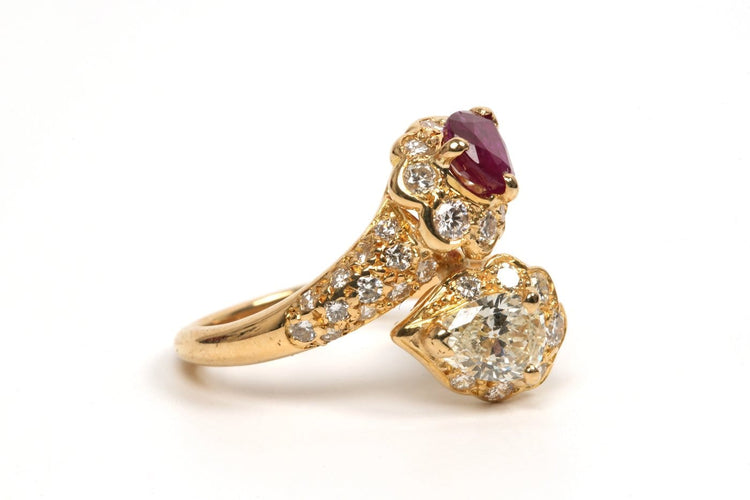 54 Bague contemporaine en or jaune, rubis et diamants 58 Facettes 21866