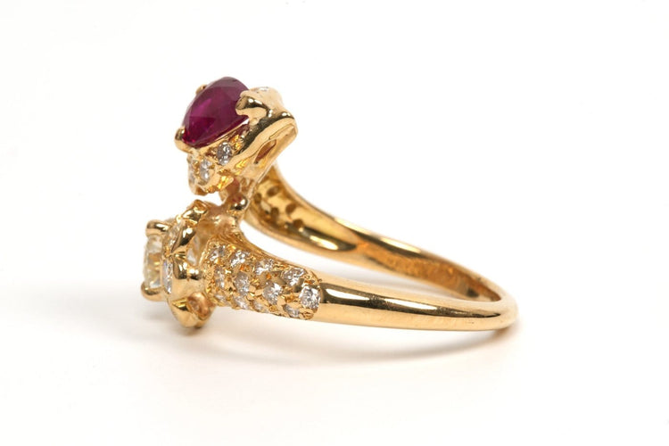 54 Bague contemporaine en or jaune, rubis et diamants 58 Facettes 21866