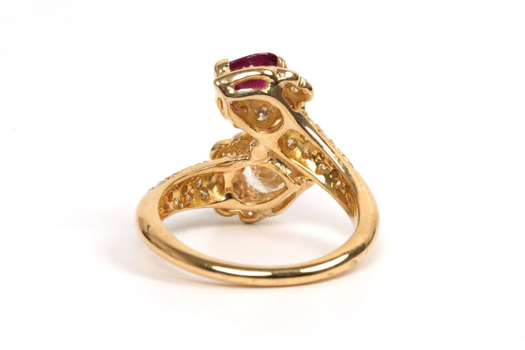 54 Bague contemporaine en or jaune, rubis et diamants 58 Facettes 21866