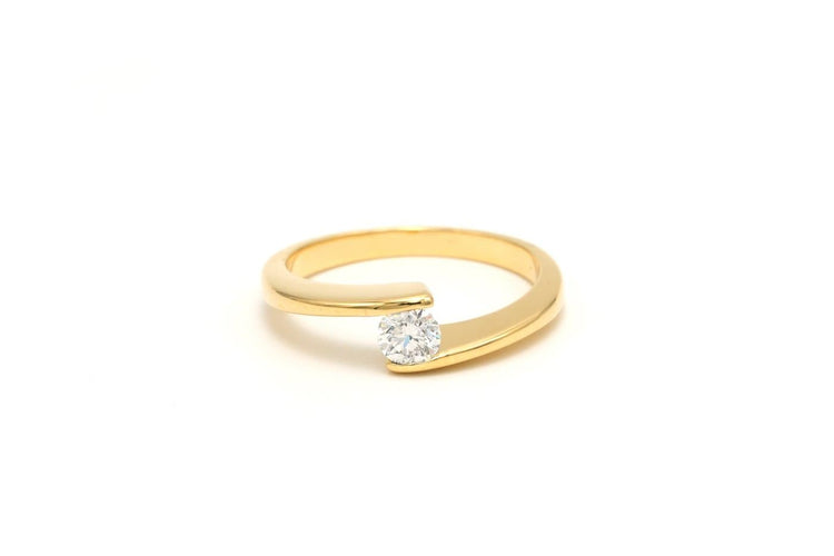 52 Bague contemporaine en or jaune 18 carats et diamant 58 Facettes 22350