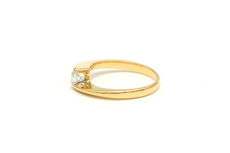 52 Bague contemporaine en or jaune 18 carats et diamant 58 Facettes 22350