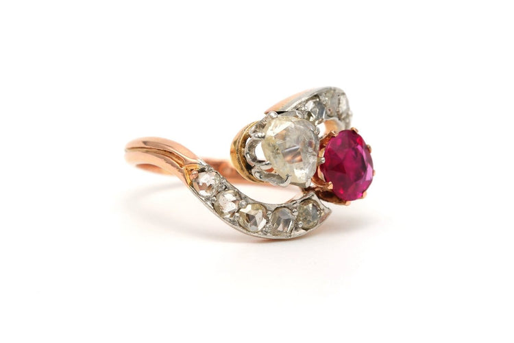 52 Art Nouveau - Bague en or jaune, rubis de synthèse et diamants 58 Facettes 22576