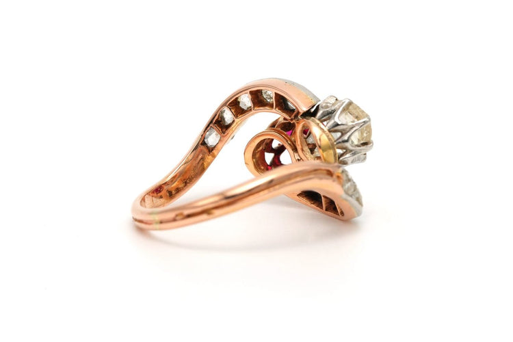 52 Art Nouveau - Bague en or jaune, rubis de synthèse et diamants 58 Facettes 22576
