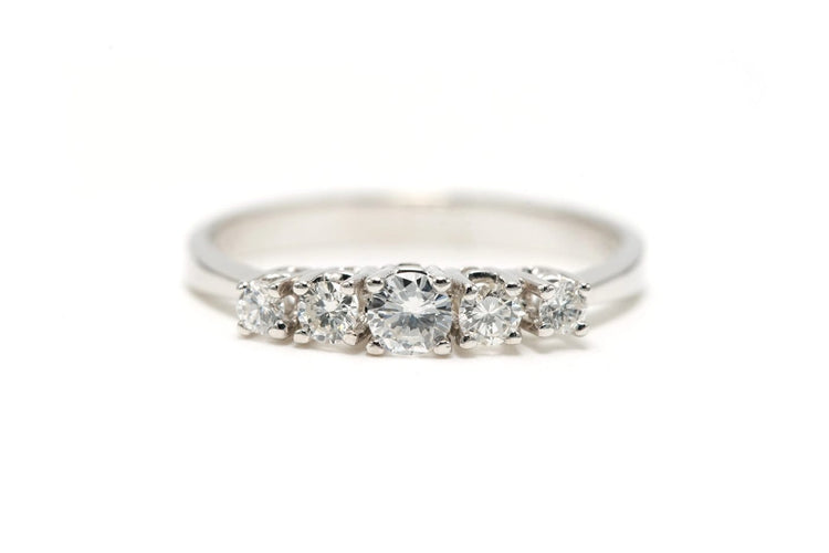 61 Bague contemporaine en or blanc et diamants 58 Facettes 22734