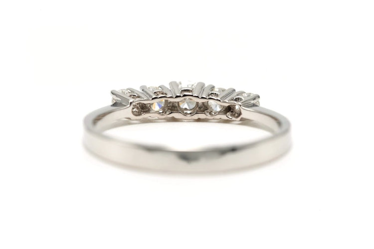 61 Bague contemporaine en or blanc et diamants 58 Facettes 22734