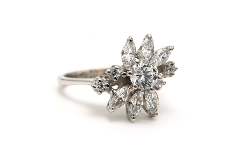 51 Bague contemporaine en or blanc 14 carats sertie de zirconiums 58 Facettes B746