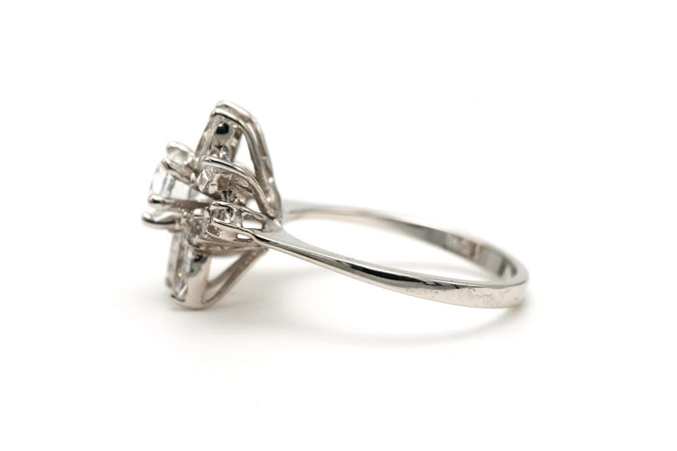 51 Bague contemporaine en or blanc 14 carats sertie de zirconiums 58 Facettes B746