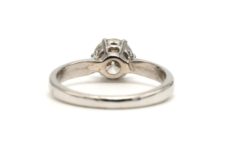 57 Bague contemporaine en or blanc et diamant taille brillant 58 Facettes 23012