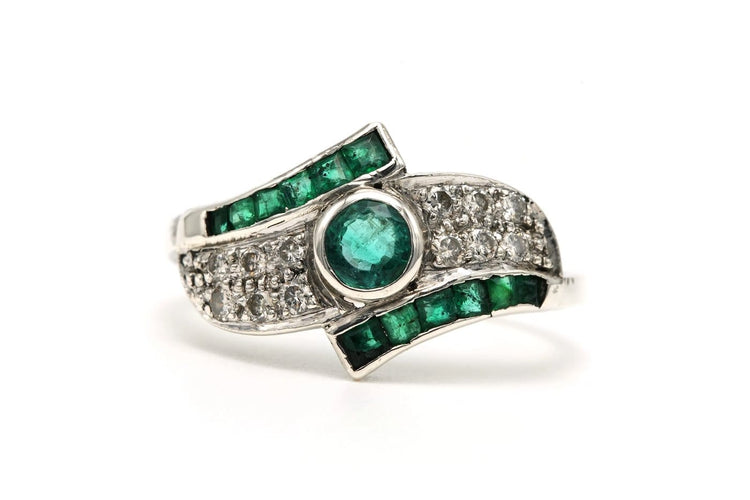 55 Bague années 70 en or blanc, émeraudes et diamants 58 Facettes 23143
