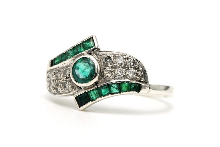 55 Bague années 70 en or blanc, émeraudes et diamants 58 Facettes 23143