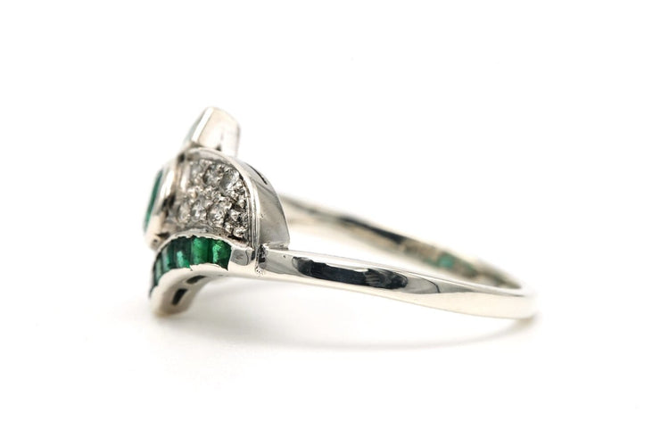 55 Bague années 70 en or blanc, émeraudes et diamants 58 Facettes 23143