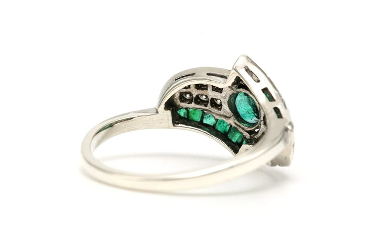55 Bague années 70 en or blanc, émeraudes et diamants 58 Facettes 23143