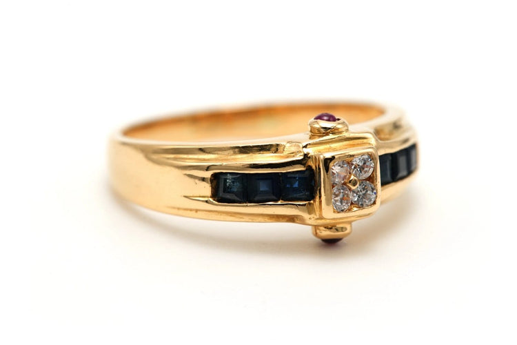 52 Bague contemporaine en or jaune, saphirs, rubis et diamants 58 Facettes 23176