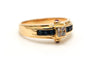 52 Bague contemporaine en or jaune, saphirs, rubis et diamants 58 Facettes 23176