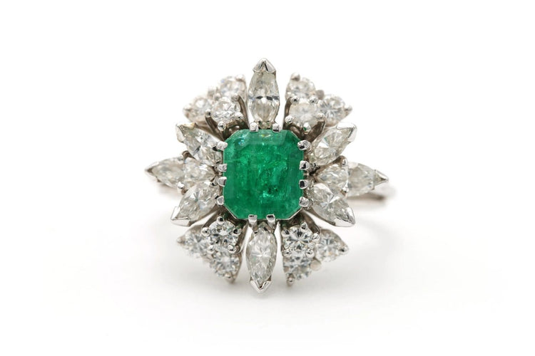 53 Bague contemporaine en or blanc, émeraude et diamants 58 Facettes 23331