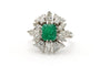 53 Bague contemporaine en or blanc, émeraude et diamants 58 Facettes 23331