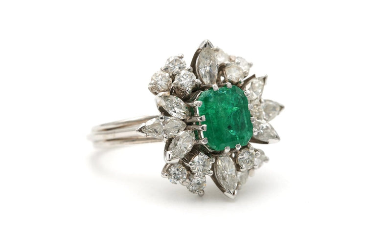 53 Bague contemporaine en or blanc, émeraude et diamants 58 Facettes 23331