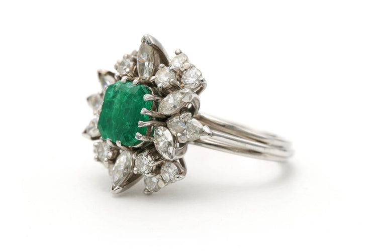 53 Bague contemporaine en or blanc, émeraude et diamants 58 Facettes 23331