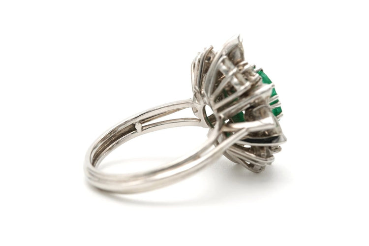 53 Bague contemporaine en or blanc, émeraude et diamants 58 Facettes 23331