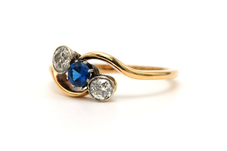 54 Art Nouveau - Bague en or jaune, saphir et diamants 58 Facettes B807
