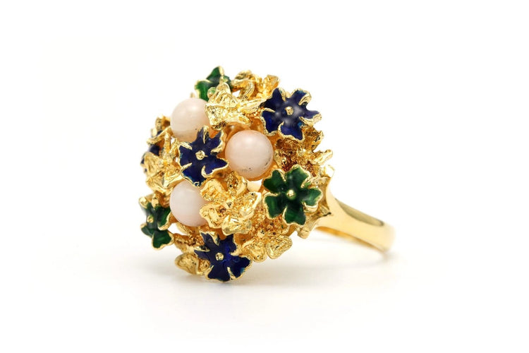 53 Années 70 - Bague en or jaune, émail et corail blanc 58 Facettes 23464