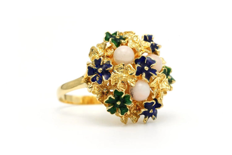 53 Années 70 - Bague en or jaune, émail et corail blanc 58 Facettes 23464