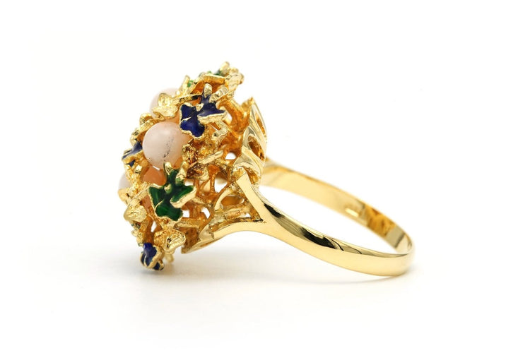 53 Années 70 - Bague en or jaune, émail et corail blanc 58 Facettes 23464