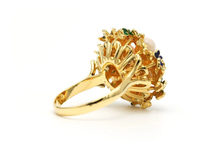 53 Années 70 - Bague en or jaune, émail et corail blanc 58 Facettes 23464