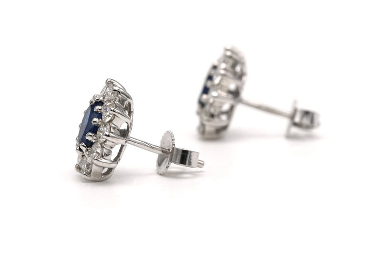 Boucles d'oreilles contemporaines en or blanc 18 carats, saphirs et diamants 58 Facettes 23714