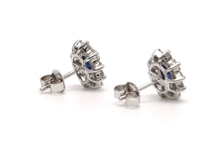 Boucles d'oreilles contemporaines en or blanc 18 carats, saphirs et diamants 58 Facettes 23714