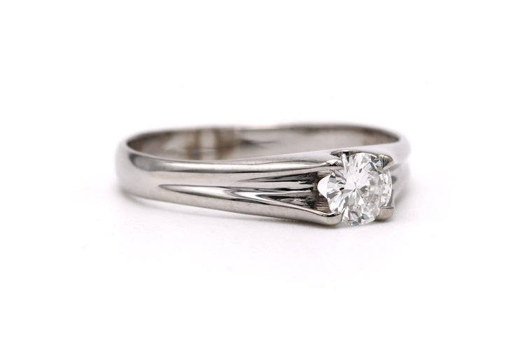 55 Bague années 70 en or blanc 18 carats et diamant 58 Facettes 23759