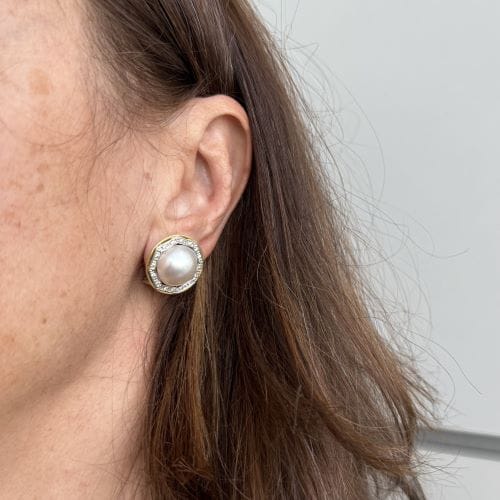 Boucles d'oreilles Boucles d’oreilles - Puces en or jaune et blanc 18 ct, perles mabé et diamants 58 Facettes 26824