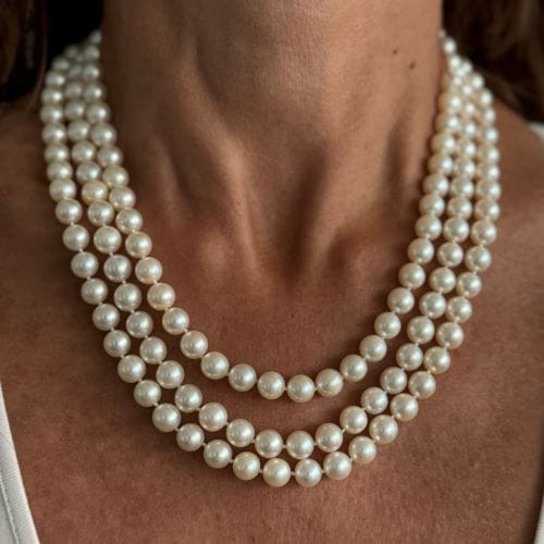 Collier Collier - Perles Akoya trois rangs en or blanc 18 ct, diamants, saphirs et rubis 58 Facettes 31430