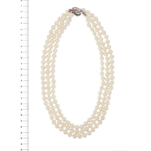 Collier Collier - Perles Akoya trois rangs en or blanc 18 ct, diamants, saphirs et rubis 58 Facettes 31430