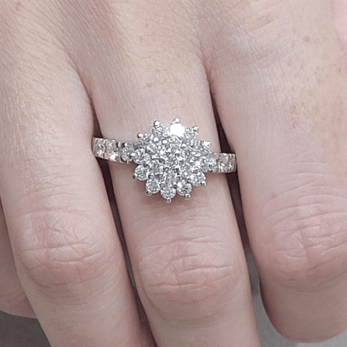 54 Bague rosette en or blanc 18k et diamants 58 Facettes 1G1708