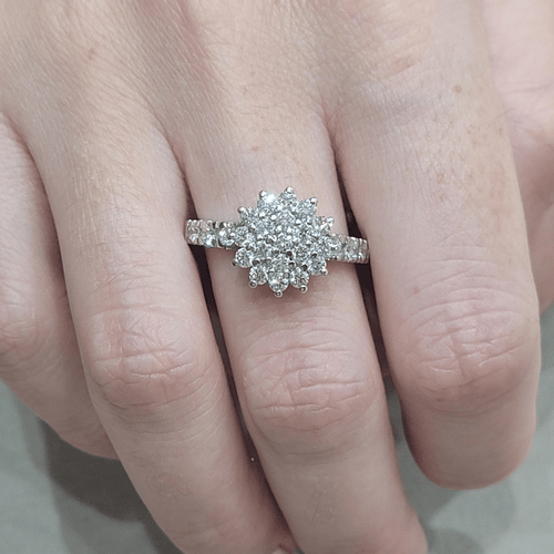 54 Bague rosette en or blanc 18k et diamants 58 Facettes 1G1708