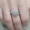 54 Bague rosette en or blanc 18k et diamants 58 Facettes 1G1708