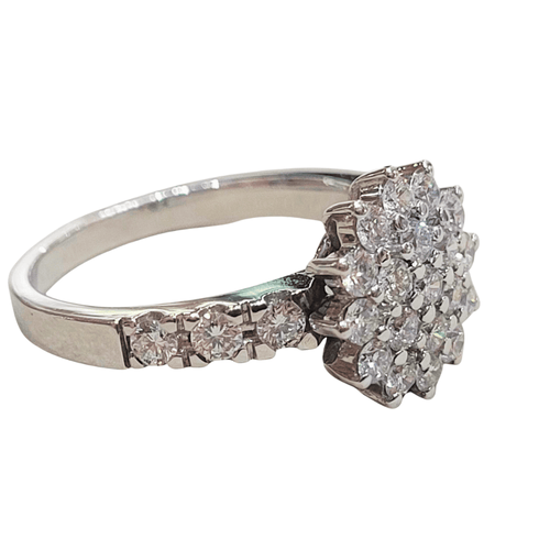54 Bague rosette en or blanc 18k et diamants 58 Facettes 1G1708
