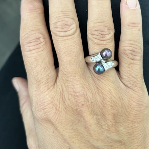 Bague 55 Bague contrariée en or blanc 18 ct avec perles de Tahiti et diamants 58 Facettes 28697