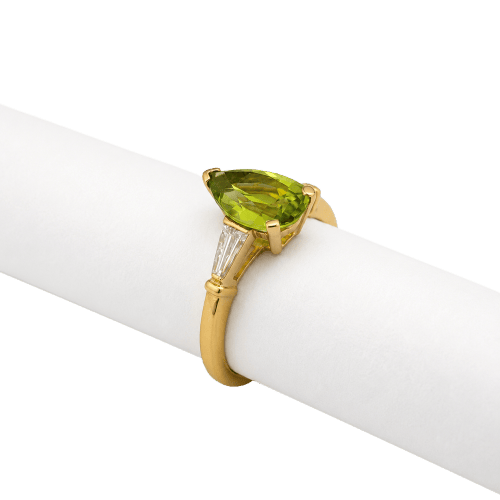 Bague en or jaune avec péridot poire et diamants tapers