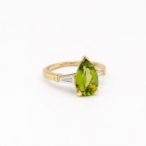 https://18carats.fr/wp-content/uploads/2026/06/37775-37780-Bague-en-or-jaune-peridot-taille-poire-et-deux-diamants-tappers.jpg