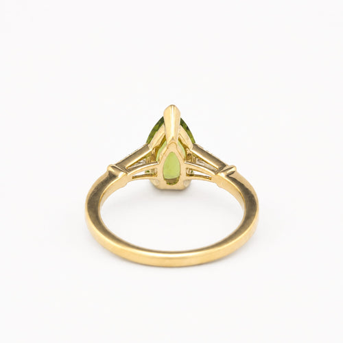 https://18carats.fr/wp-content/uploads/2026/06/37775-37778-Bague-en-or-jaune-peridot-taille-poire-et-deux-diamants-tappers.jpg