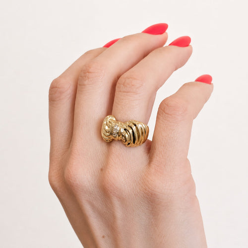https://18carats.fr/wp-content/uploads/2026/05/36879-37468-Bague-noeud-en-or-jaune-et-diamants.jpg