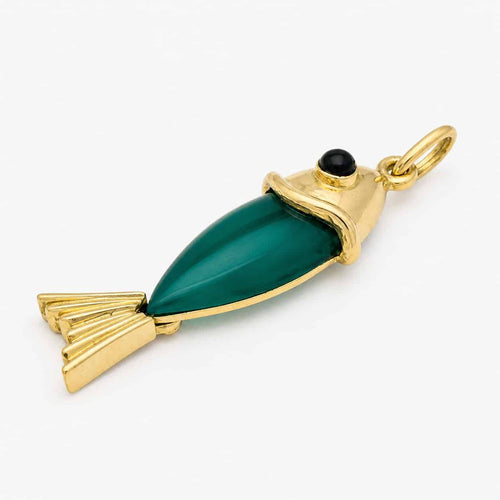https://18carats.fr/wp-content/uploads/2026/05/36847-36850-Pendentif-poisson-en-or-jaune-onyx-et-calcedoine.jpg