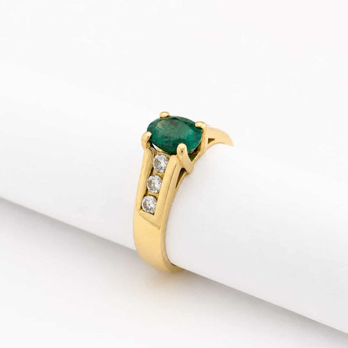 https://18carats.fr/wp-content/uploads/2026/03/35372-36843-Bague-en-or-jaune-diamants-et-emeraude.jpg