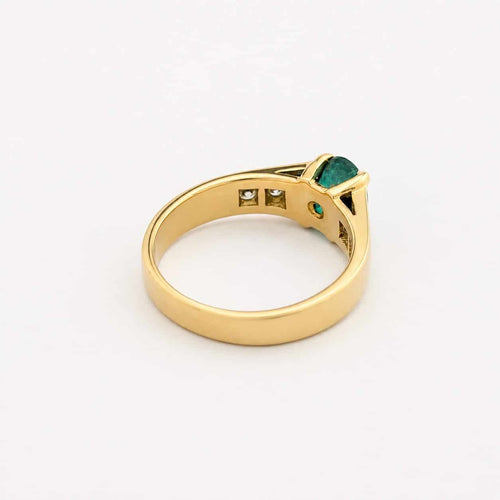 https://18carats.fr/wp-content/uploads/2026/03/35372-36846-Bague-en-or-jaune-diamants-et-emeraude.jpg
