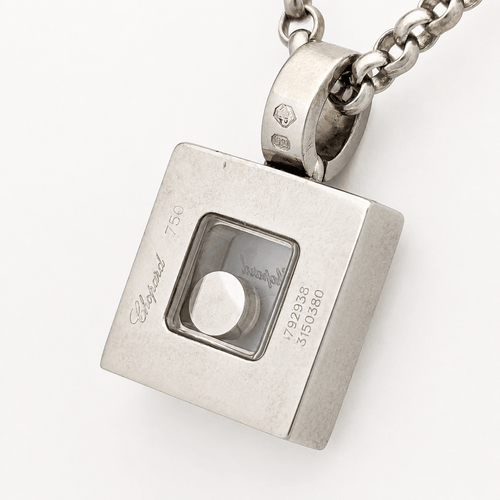 https://18carats.fr/wp-content/uploads/2026/05/36803-37040-Pendentif-Happy-Diamonds-carre-en-or-blanc-et-diamant-mobile-Chopard.png