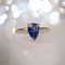 54 ALGT - Bague cocktail en or blanc, saphir de Ceylan et diamants 58 Facettes ring